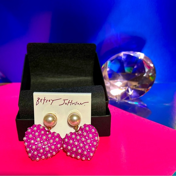Betsey Johnson Faux Pearl & Rhinestone Dramatic Heart Earrings NWT & Box - Picture 3 of 3